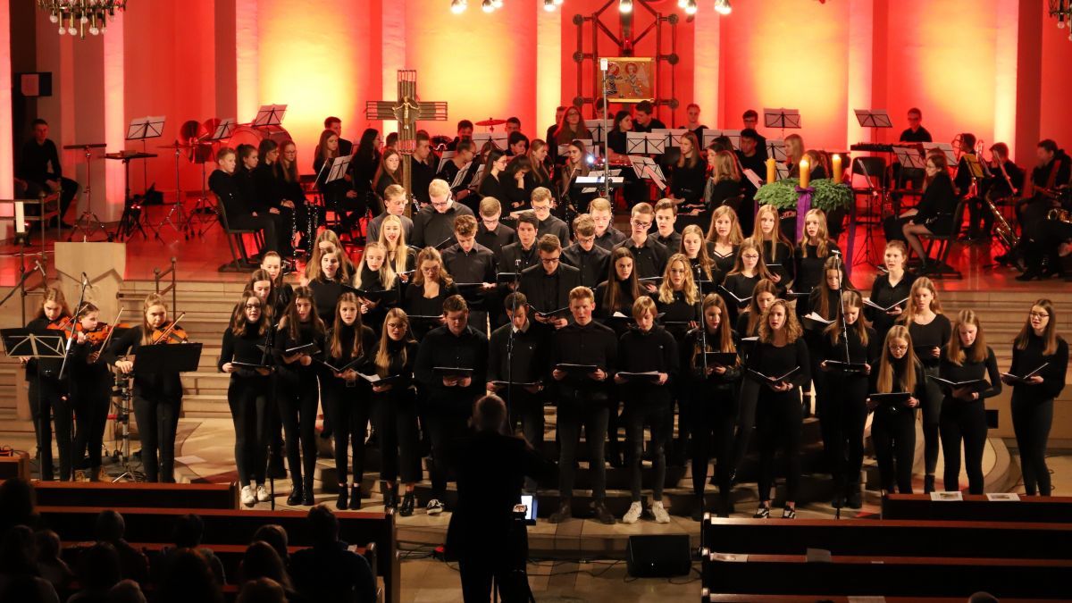 Die Ensembles der St.-Franziskus-Schule mit über 100 Mitwirkenden präsentierten ein vielseitiges vorweihnachtliches Musikprogramm. von privat