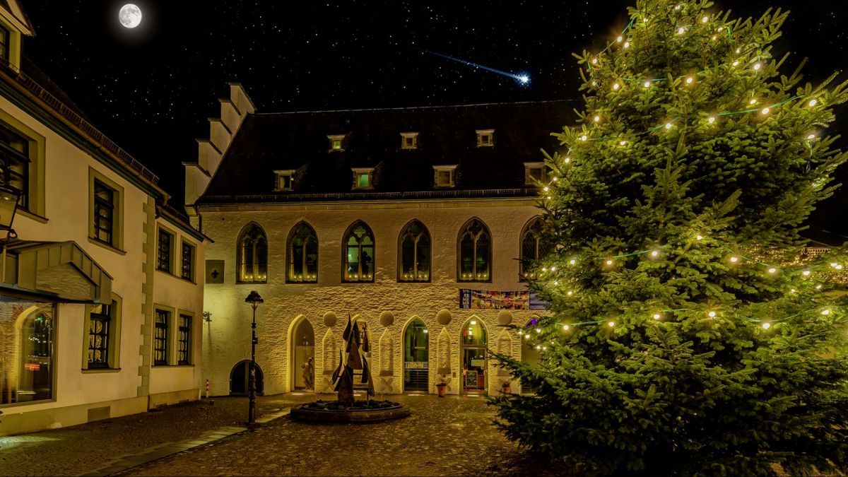 Das Südsauerlandmuseum in Attendorn in weihnachtlichem Glanz. von Stefan Franke