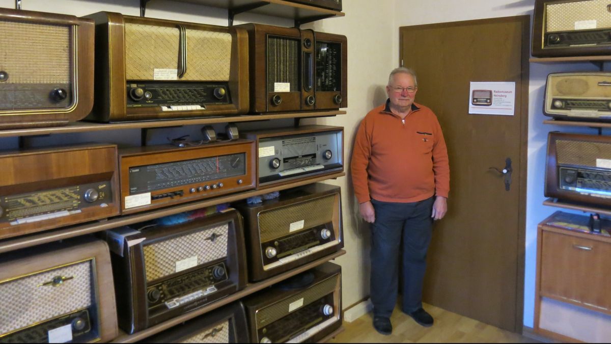Reinhold Flöper gibt Einblicke in sein Radiomuseum. von privat