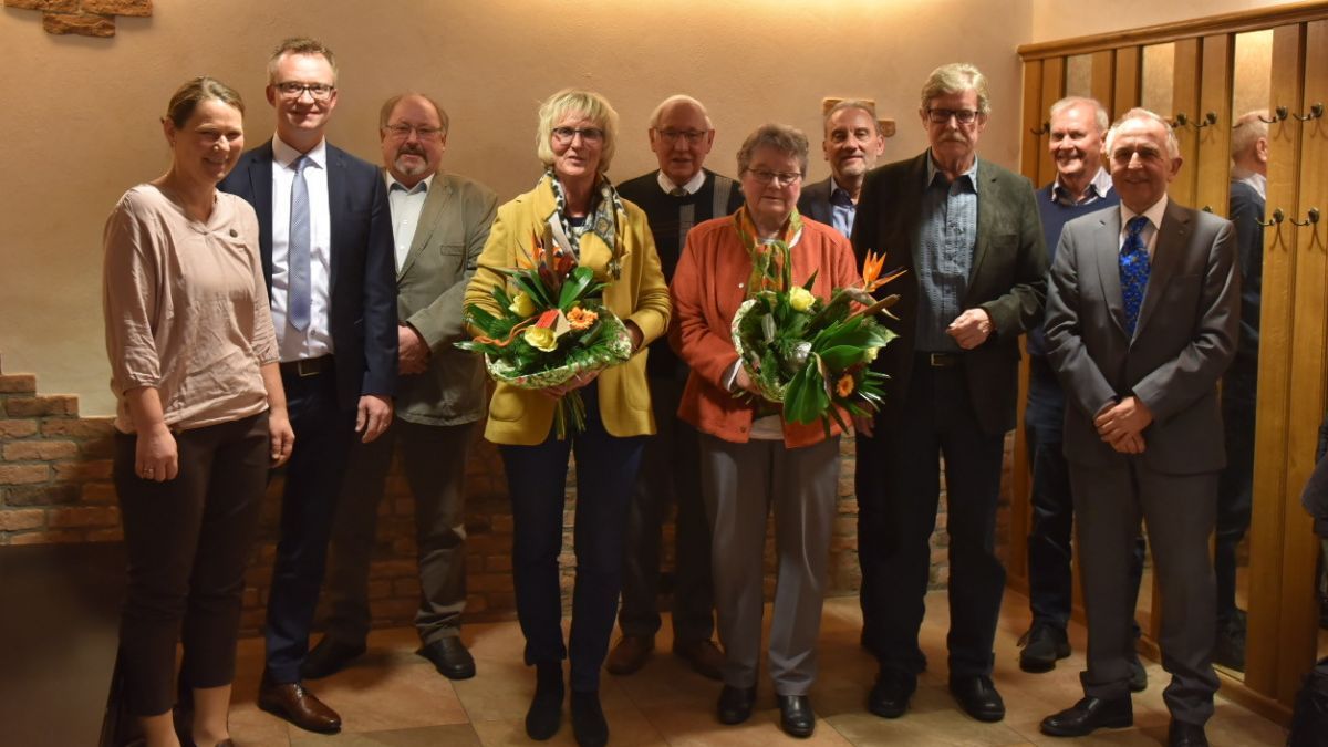 Vorstandsmitglieder und Jubilare der Lennestädter CDU (von links nach rechts): Sandra Würde-Völlmicke (Schriftführerin), Tobias Puspas (stv. Vorsitzender), Josef Hille (25 Jahre), Rita Balve-Epe (25 Jahre), Maria und Rudi Tigges (je 40 Jahre), Allo Gödde (40 Jahre), Roland Nickel (25 jahre), Gerhard Berghoff (40 jahre), Dr. Franz-Josef Lenze (Vorsitzender). von privat