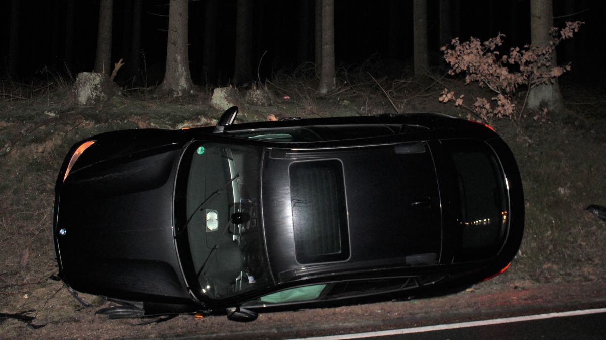 Auf der Seite blieb der BMW des Promille-Fahrers nach dem zweiten Unfall liegen. von Kreispolizeibehörde Olpe