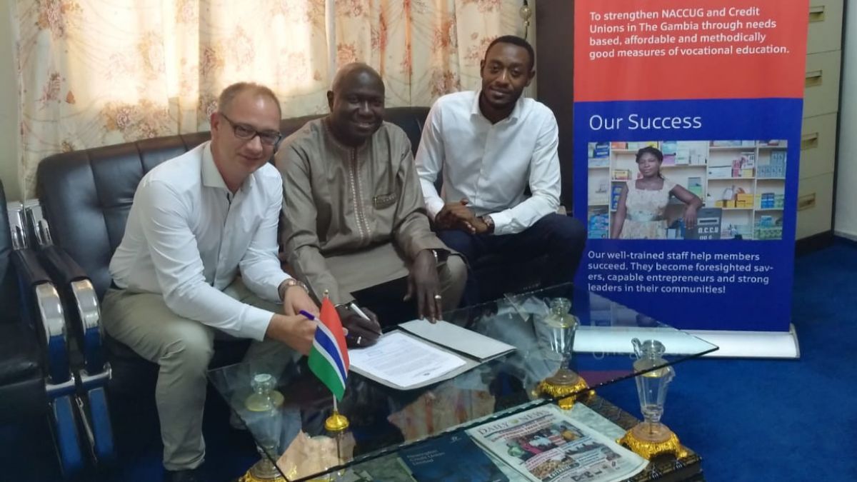 Robin Möwert (links) und seine Projektpartner im Büro der NACCUG in Banjul, Gambia. von Sparkasse