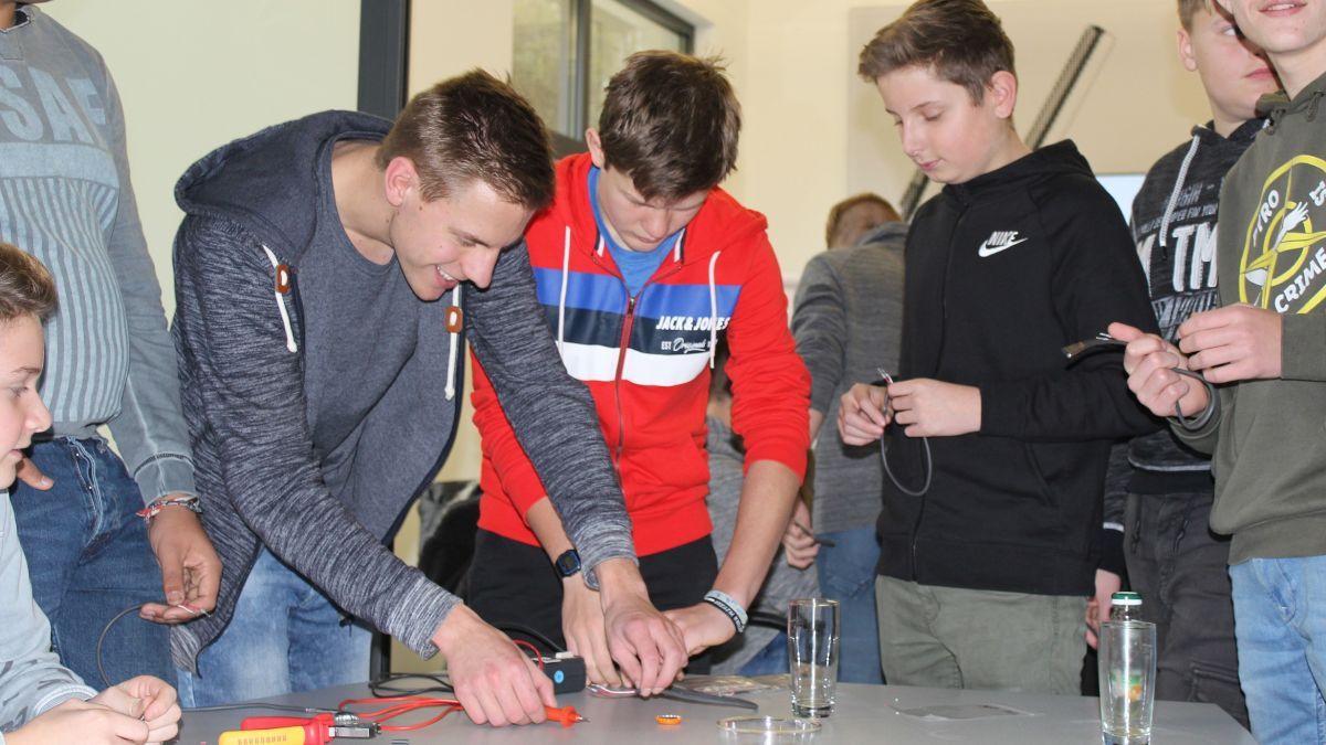 Automatisierung und Sensortechnik standen beim Besuch der Firma Sontec auf dem Programm. von privat