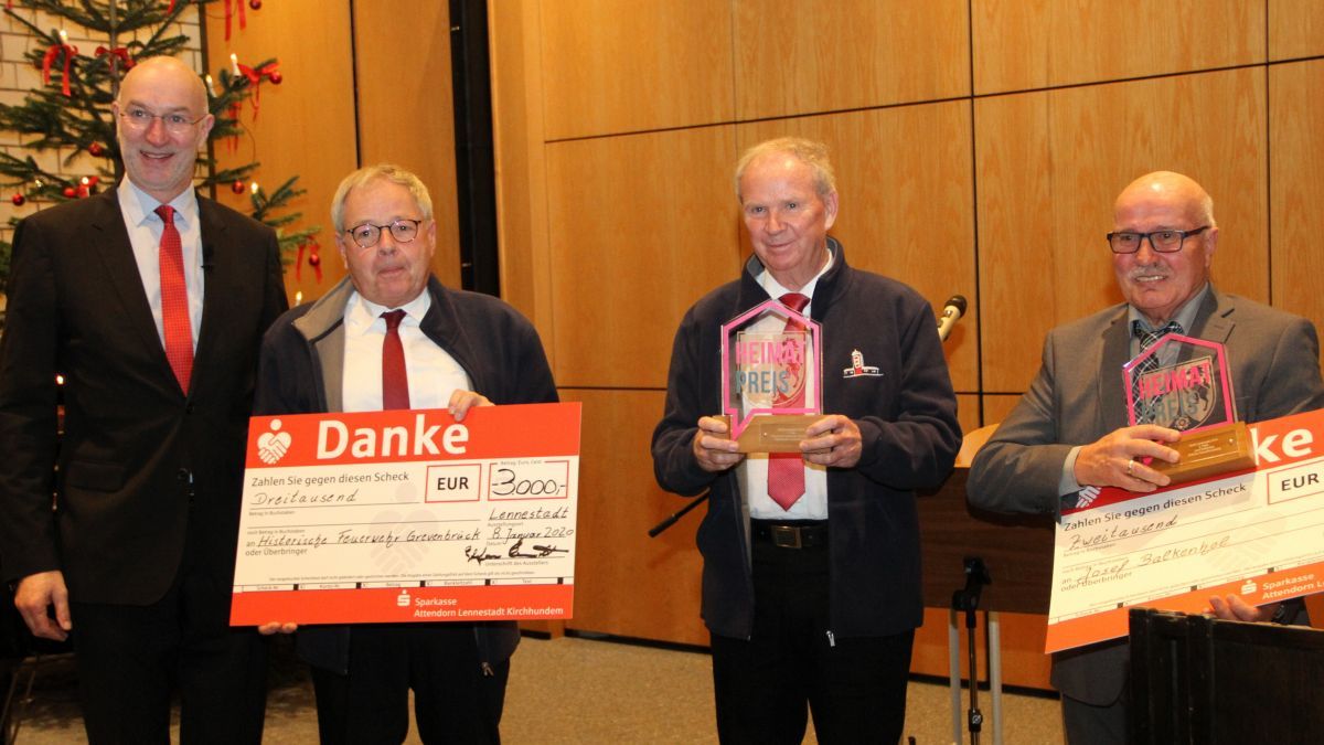 Bürgermeister Stefan Hundt (l.) überreichte die Preise an die Gewinner Josef Balkenhol (2.v.l.) und die Vertreter der Historischen Feuerwehr Grevenbrück. von Kerstin Sauer