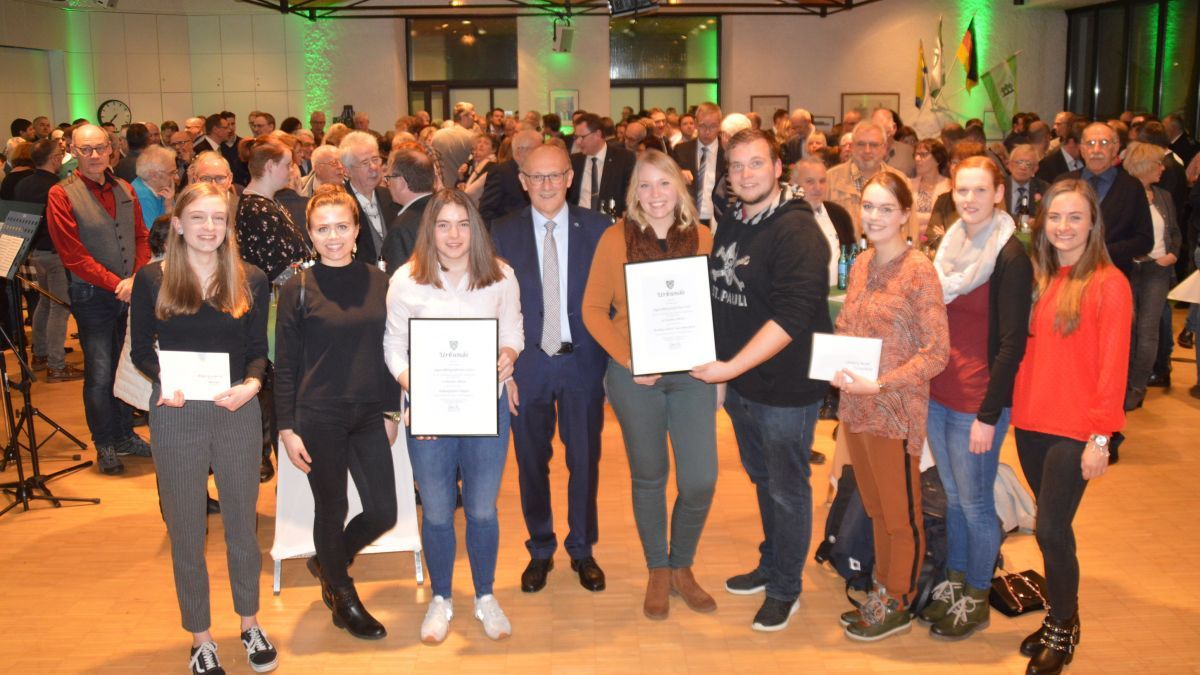 Bürgermeister Dietmar Heß mit den Finnentroper Jugendbürgerpreisträgern 2020. von Nicole Voss