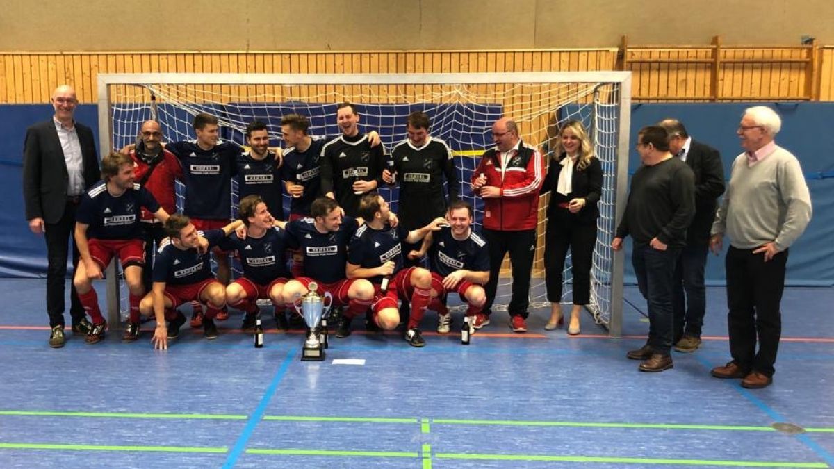 Die erste Mannschaft des FC Lennestadt siegte im Hallen-Stadtpokal in der Sporthalle Auf'm Ohl in Meggen. von FC Lennestadt