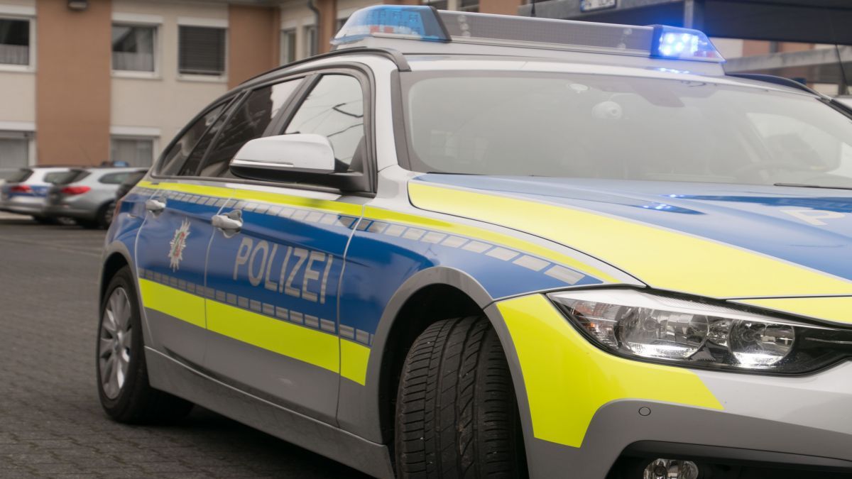 Ein 15-jähriger Rollerfahrer kollidierte in Olpe mit einem Streifenwagen der Polizei. von Symbol Nils Dinkel