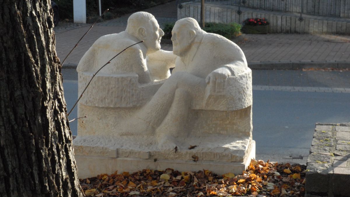 Die Statue „Kommunikation und Begegnung“ in Kirchhundem. von privat