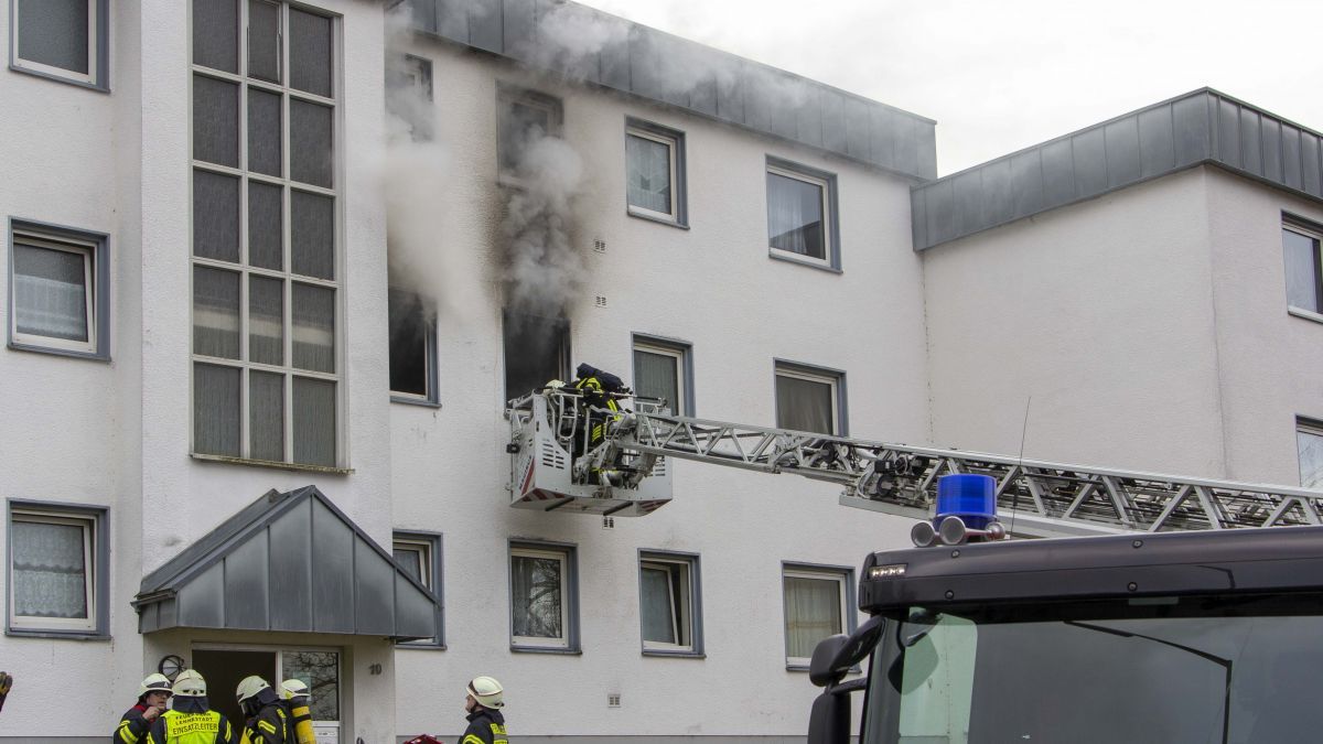 Auch die Drehleiter kam bei der Bekämpfung des Wohnungsbrandes zum Einsatz. von Nils Dinkel