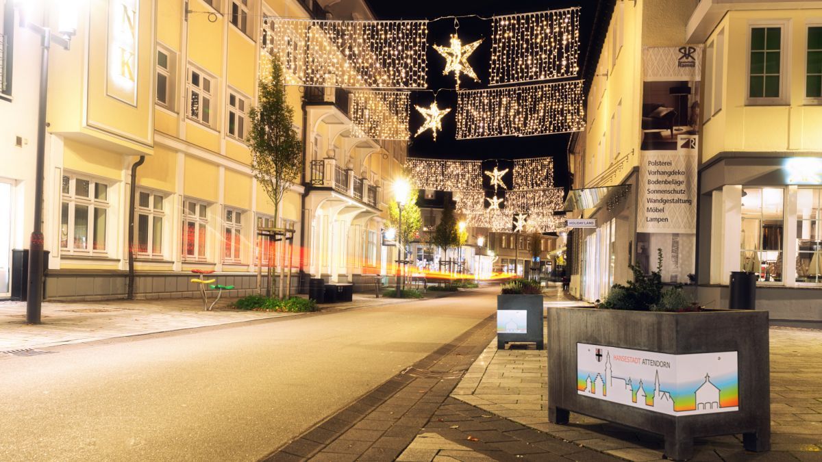 Die Weihnachtsbeleuchtung in der Hansestadt Attendorn wird abgehangen. von Artwork Hövelmann