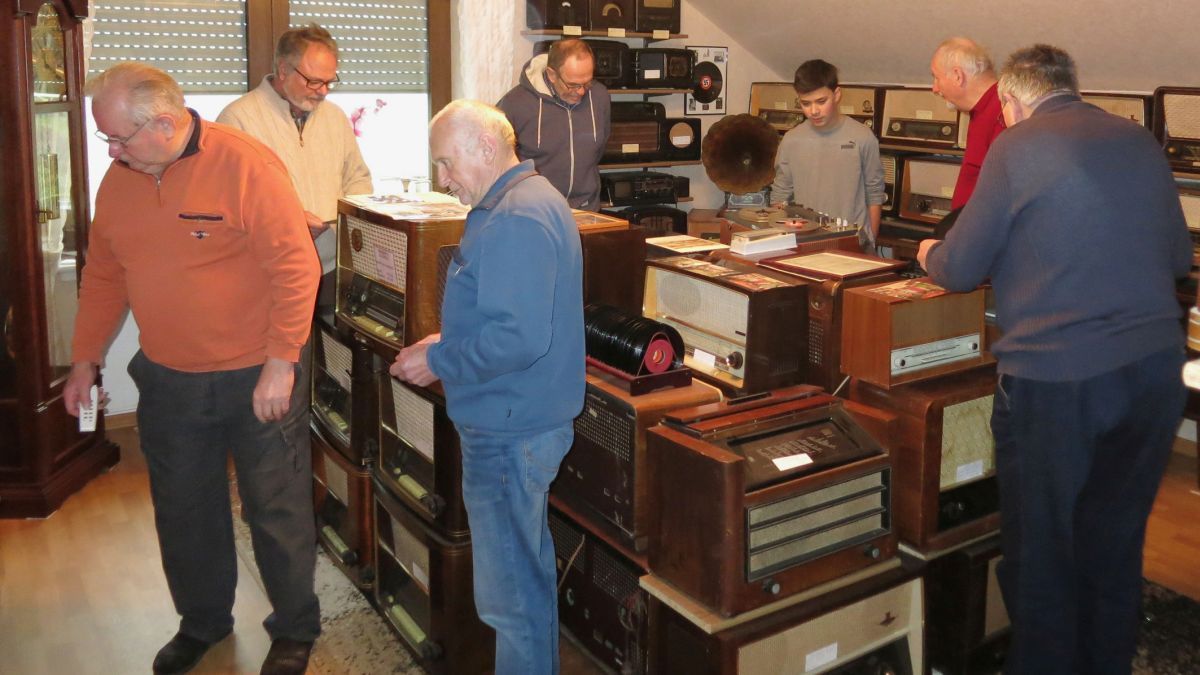 Der EiL-Männerstammtisch zu Gast im Radiomuseum von Reinhard Flöper. von privat
