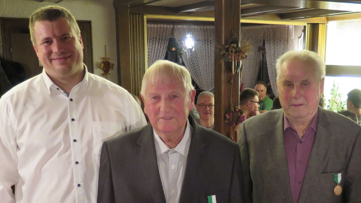 Der 1. Vorsitzende Sascha Maiworm zeichnete Willi Hesse und Alois Rademacher (von links) für 65-jährige Mitgliedschaft aus. von privat