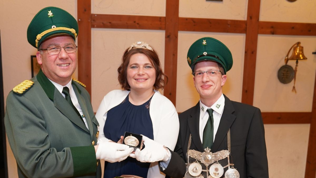 Das Königspaar Christian Brandt und Katja Slowik übergeben ihren Orden an den Vorsitzenden und Major Matthias Keßler. von privat