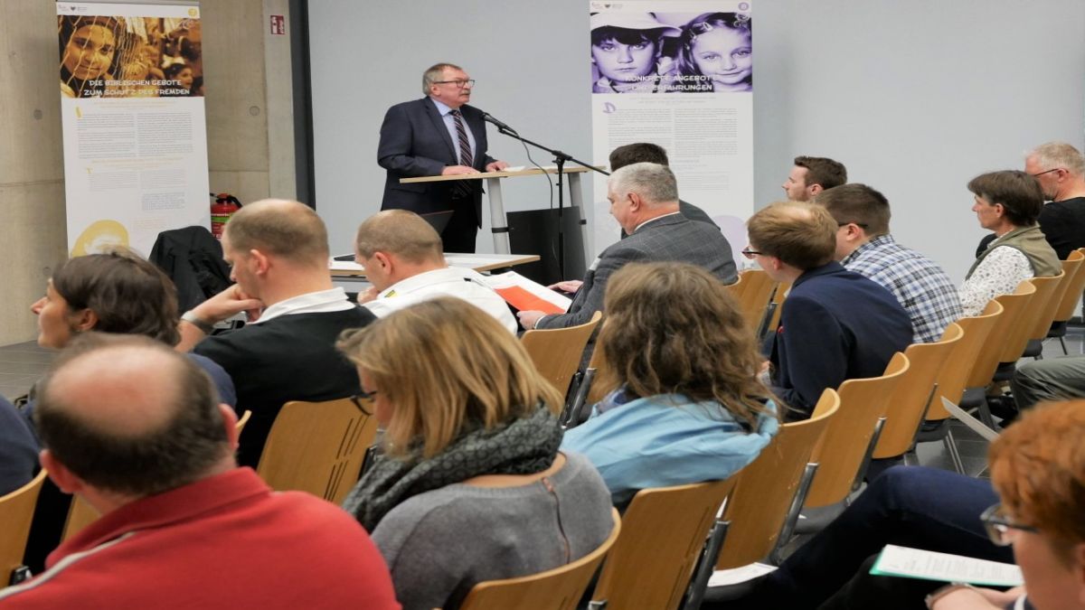 Landrat Frank Beckehoff begrüßte die Teilnehmer zur Zukunftswerkstatt Ausbildung im Forum des Berufskollegs Olpe. von Kreis Olpe