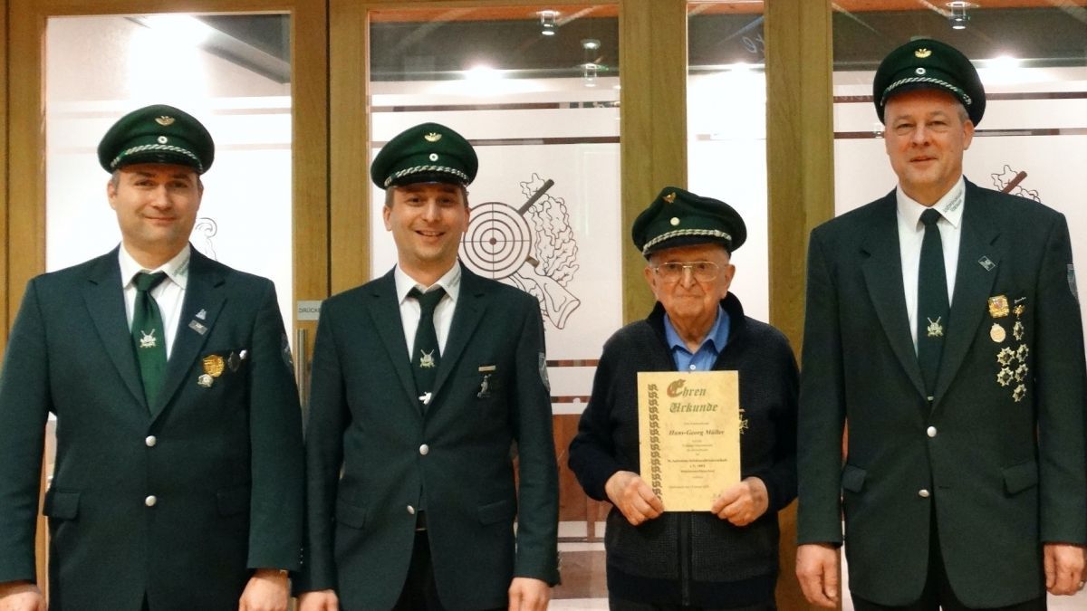 Hans Georg Müller (mitte) wurde für 75-jährige Mitgliedschaft geehrt. Daneben der neue 1. Brudermeister Stephan Baußmann, sein Stellvertreter Marc Vollmert und Ehrenbrudermeister Thomas Kremer (von links). von privat
