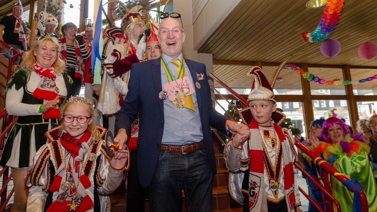 Bürgermeister Stefan Hundt lädt wieder zur Altweiber-Party ins Rathaus ein. von Sina Schneider & Nils Dinkel