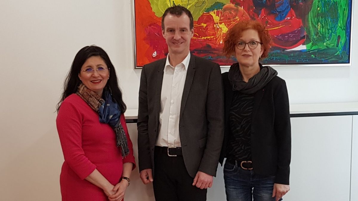 SPD-MdB Nezahat Baradari (links) und Ortsvereins-Vorsitzende Jutta Hecken-Defeld besuchten Wendens Bürgermeister Bernd Clemens. von privat