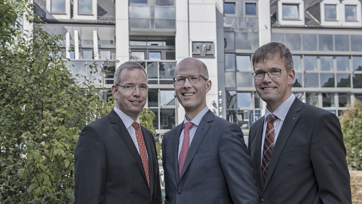 Blicken auf ein solides Geschäftsjahr 2019 (von links) Bernd Griese, Andreas Ermecke und Michael Griese. von Volksbank