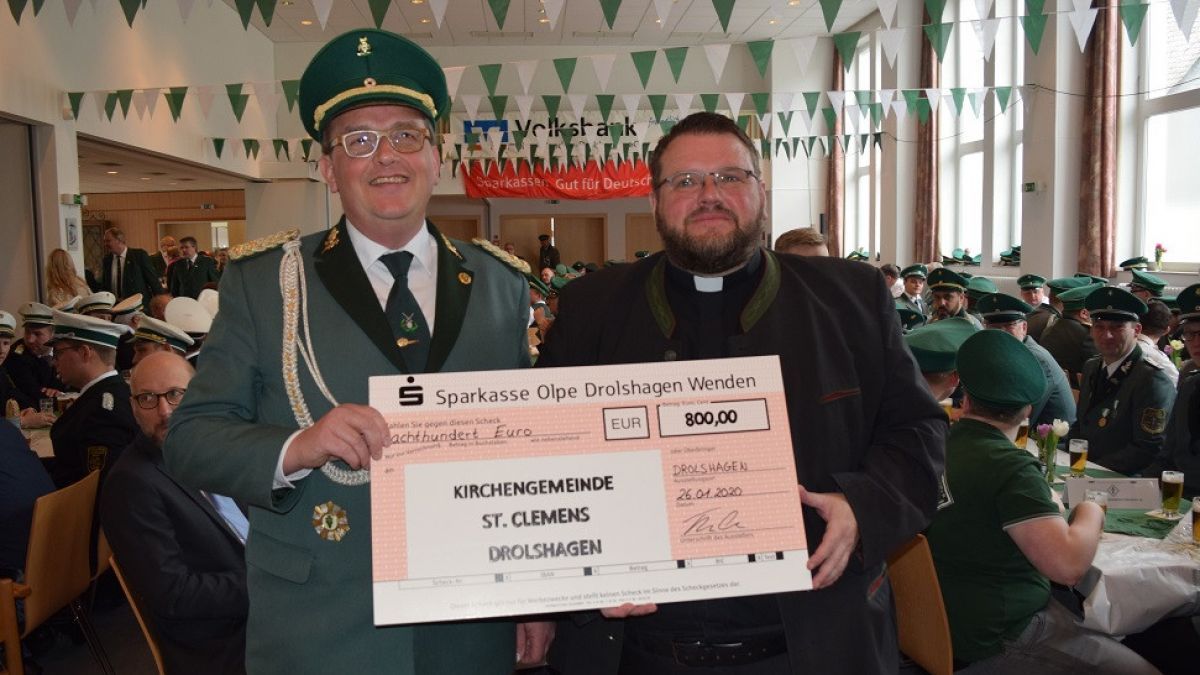 Der Berlinghauser Vorsitzende Andreas Wigger überreichte einen symbolischen Spendenscheck an Pfarrer Markus Leber. von Catriona Rath