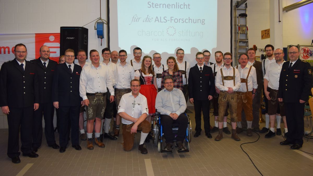 Thorsten Voß (im Rollstuhl) freute sich über die Initiative des Feuerwehr-Musikzuges Drolshagen. von Catriona Rath