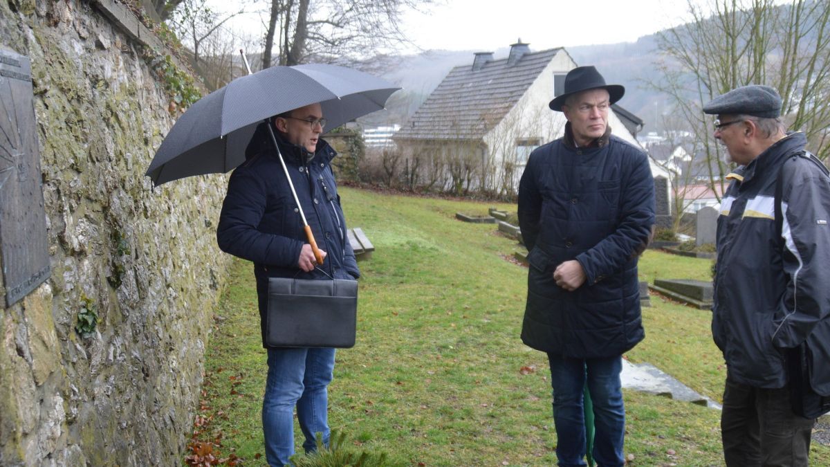 MdL Johannes Remmel (Mitte) besuchte zur Freude von Tom Kleine (links) und Hartmut Hosenfeld den jüdischen Friedhof  in Attendorn. von Nicole Voss