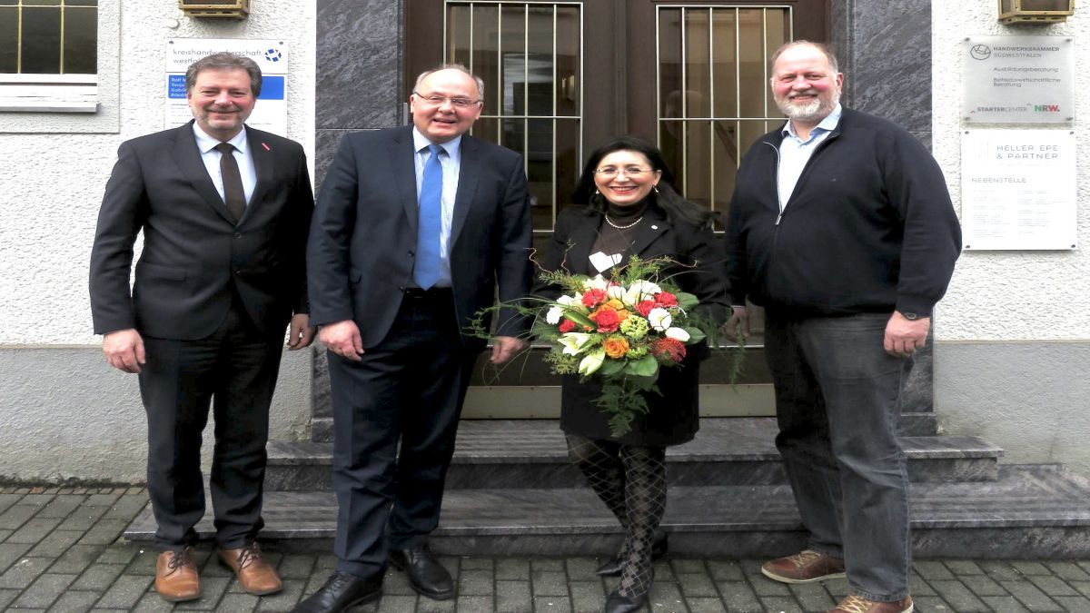 Matthias Rink, Jürgen Haßler, Nezahat Baradari und Frank Clemens vor der Kreishandwerkerschaft Westfalen-Süd in Olpe. von privat