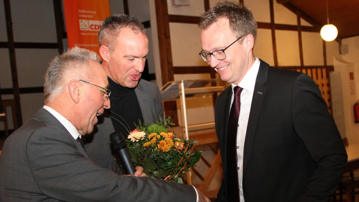 Große Freude beim Stadtverbands-Vorsitzenden Dr. Franz-Josef Lenze (l.) und bei Jochen Ritter (MdL, Mitte): Tobias Puspas geht für die CDU ins Rennen um das Amt des Bürgermeisters. von Kerstin Sauer
