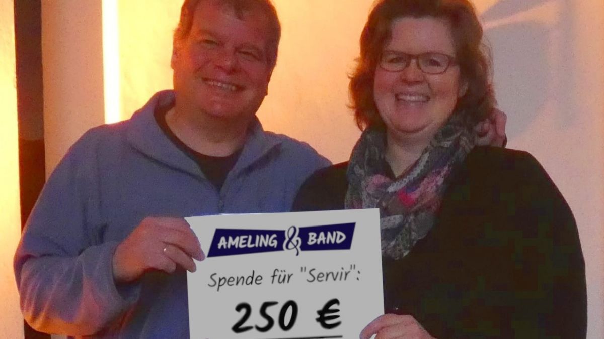 Bandleader Michael Ameling überreichte Anne-Kathrin Lingemann als Vertreterin des Vereins "SERVIR" einen symbolischen Scheck. von privat