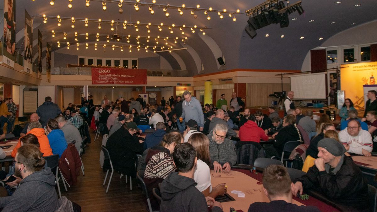 440 Teilnehmer spielten 2019 in der Sauerlandhalle für den guten Zweck. Es sollte die letzte Poker-Spielrunde gewesen sein. von Nils Dinkel