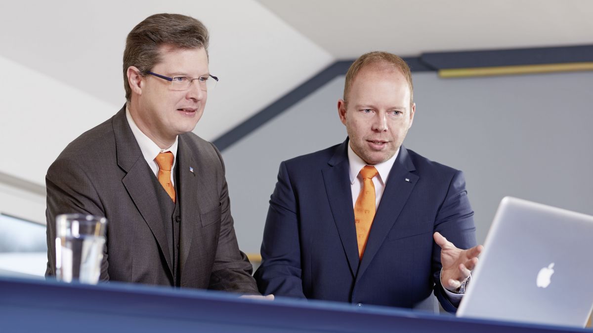Die Volksbank-Vorstände Marco Heinemann (rechts) und Markus Stottmeyer ziehen eine zufriedenstellende Jahresbilanz. von Volksbank OWD