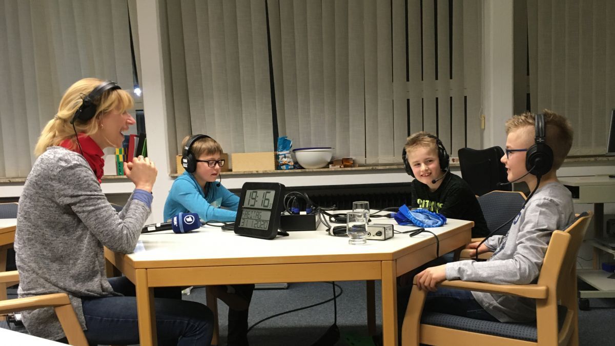 Live aus dem Lehrerinnenzimmer: Reporterin Insa Backe im Gespräch mit Joshua, Noah und Robin (v.l.) aus der Fuchsklasse. von privat