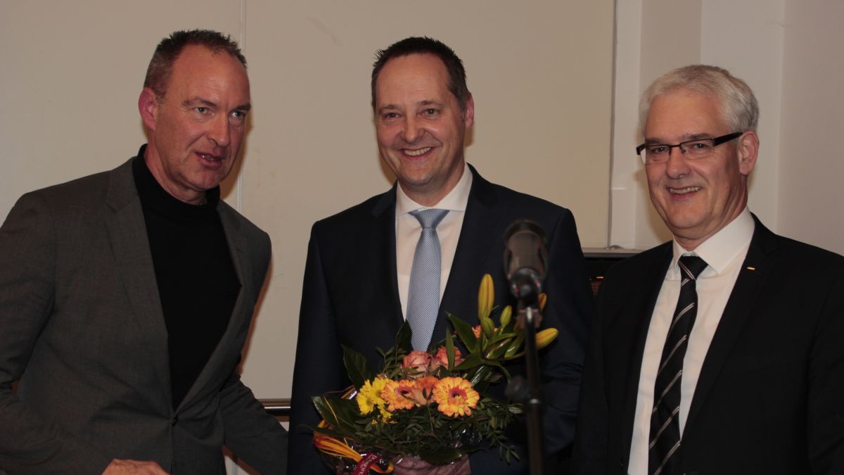 Blumen für Peter Weber (Mitte) vom Kreisvorsitzenden Jochen Ritter (links) und dem Olper CDU-Chef Markus Arens. von Wolfgang Schneider