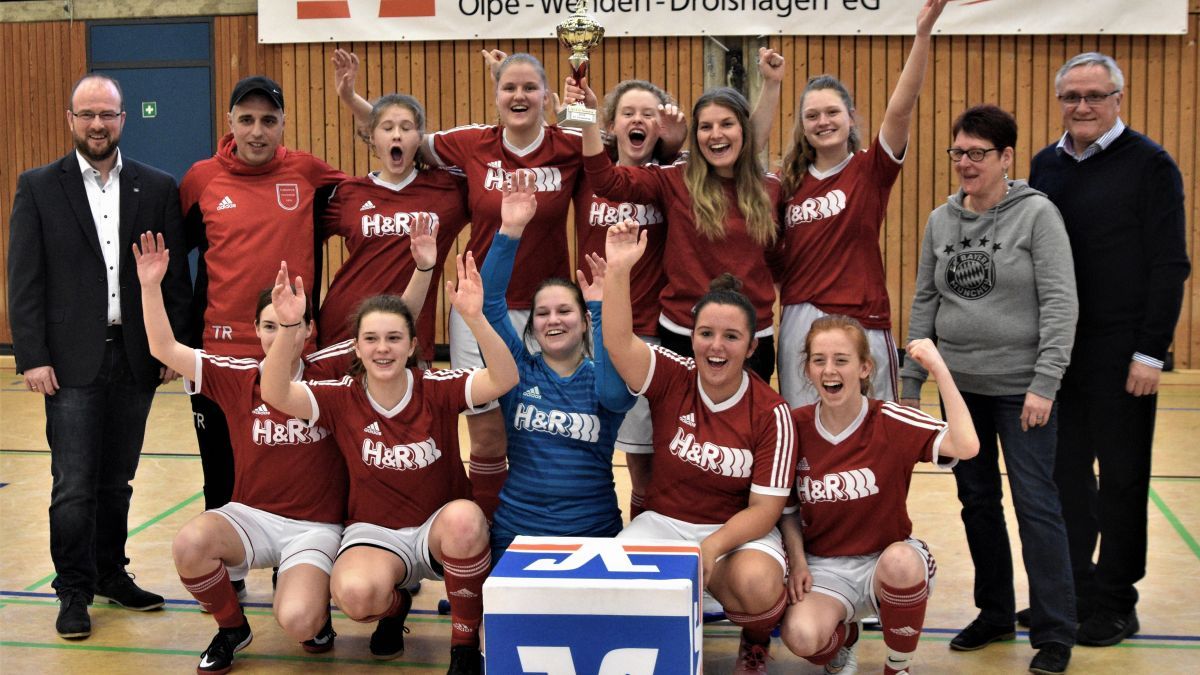 Der FC Finnentrop siegte beim Hallenmasters der Frauen. Die Siegerehrung durch den Kreisvorstand (Petra Hahn und Joachim Schlüter, oben rechts) und dem Sponsor Vollksbank Olpe-Wenden-Drolshagen (Peter Huckestein, oben links). von privat