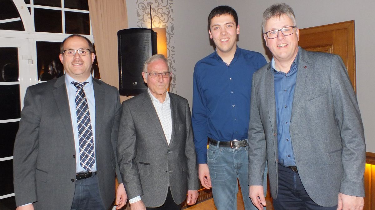 Verabschiedung Anton Bicher (von links): Stefan Bicher, 1. Vorsitzender, Anton Bicher, Daniel Scheckel, 2. Vorsitzender, Achim Scheckel, Tambourmajor. von privat