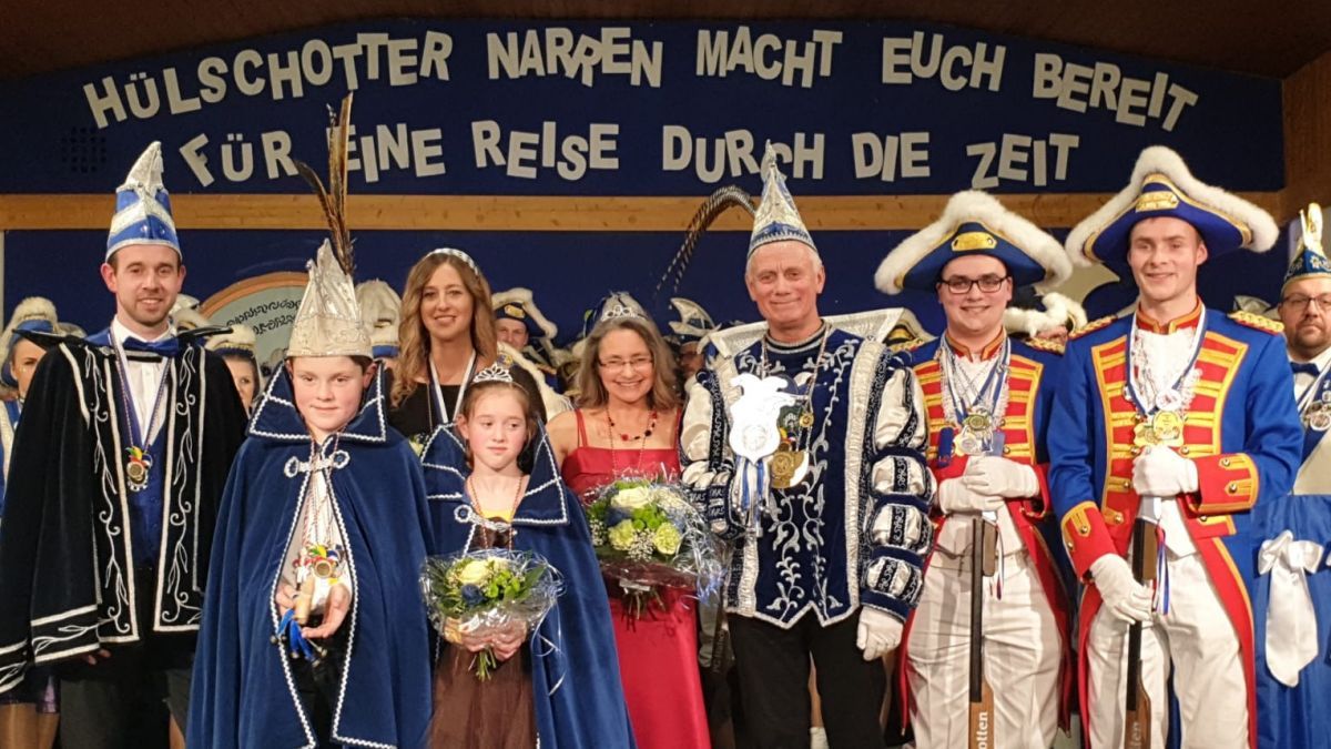Das neue Prinzenpaar Hubertus II. und Grit I. Selter feierte kräftig mit seinen Söhnen (r.), dem ehemaligen Prinzenpaar  Fabian und Katrin Schulte (l.) und dem Kinderprinzenpaar Julius Maag und Emily Schulte. von Nicole Voss