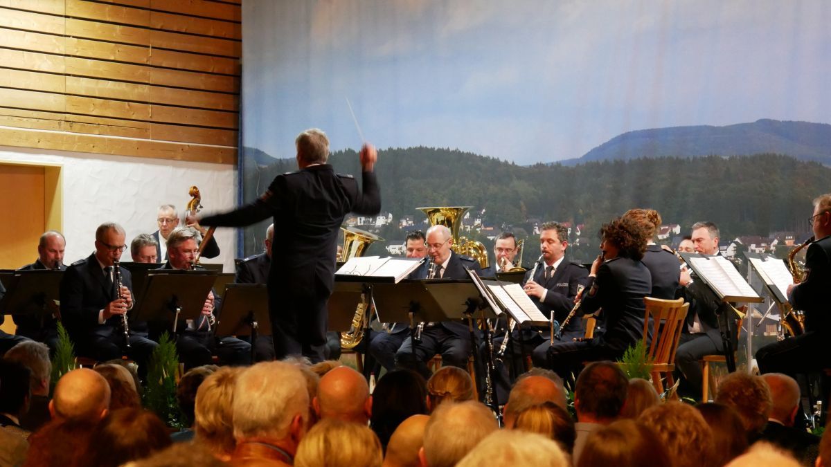 Das Landespolizeiorchester NRW unter der Leitung von Dirigent Scott Lawton und Hans Steinmeier gestaltete das Benefizkonzert. von Celine Kebben