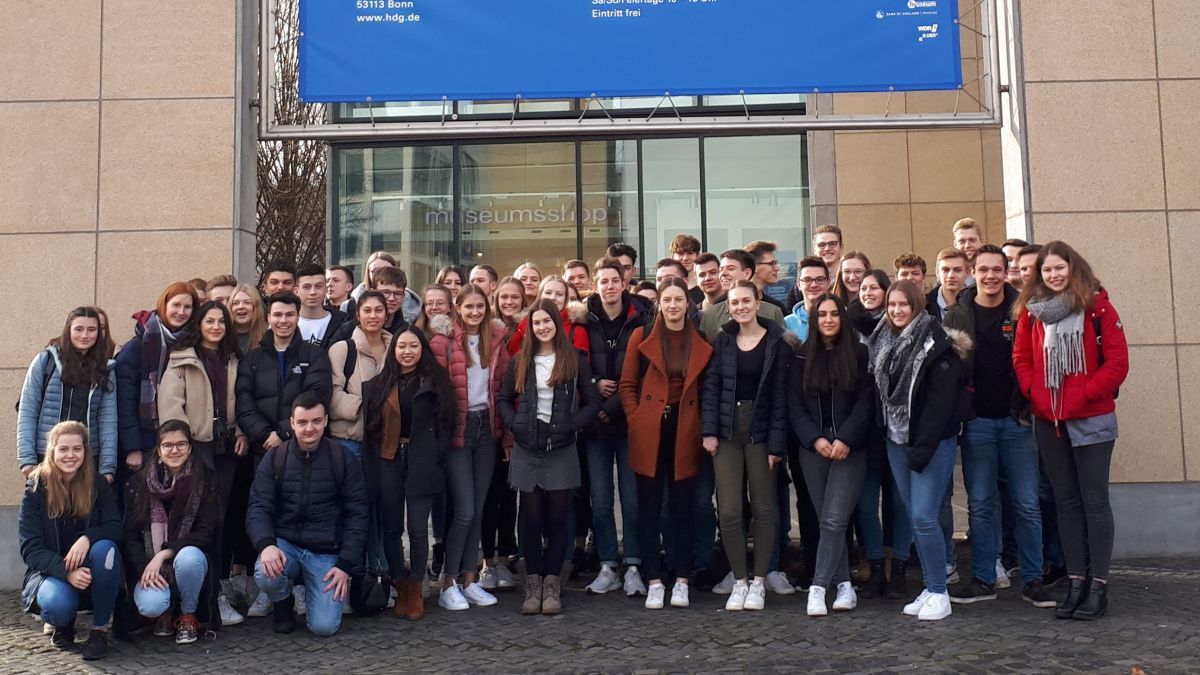 Leistungskurs-Schüler vor dem Haus der Geschichte in Bonn. von privat