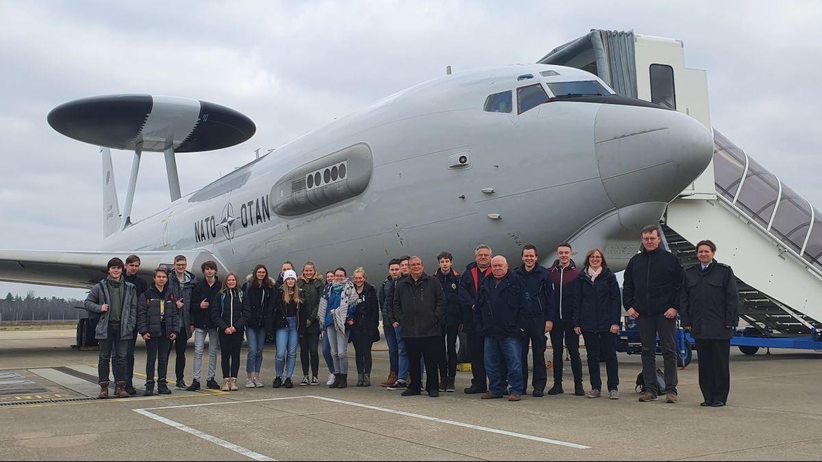 Die Schüler informierten sich über die Awacs-Flugzeuge auf der Nato Air Base. von privat
