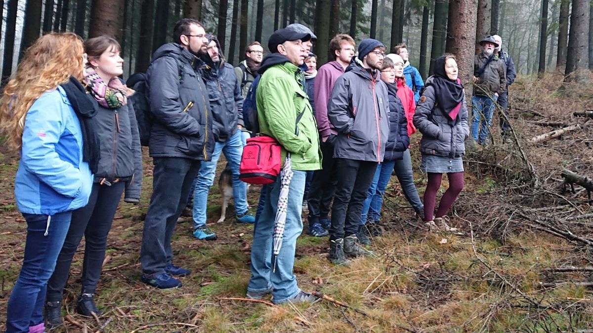 Die Teilnehmer der UDW-Winterwalderung verschafften sich ein Bild von den Schäden im Wald. von privat
