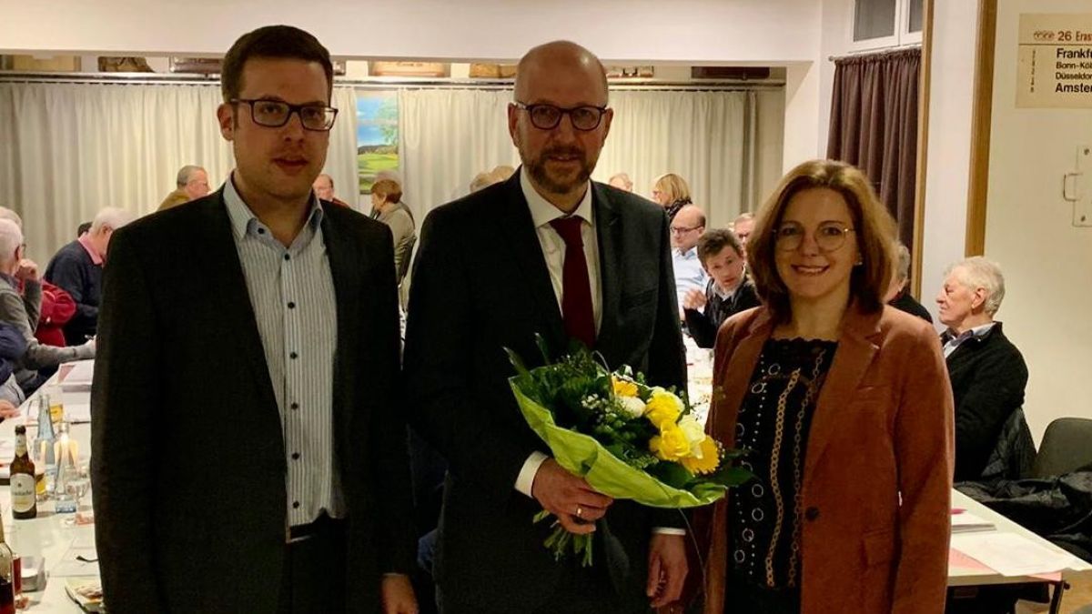 Gratulationen für Ulrich Berghof (Mitte) gab es von Florian Müller (links) und Sandra Ohm vom Stadtverbands-Vorstand der CDU Drolshagen. von privat