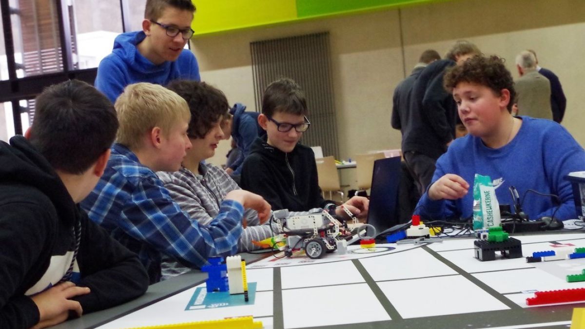 Beim ZDI-Roboterwettbewerb waren die Schüler der Sekundarschule Hundem-Lenne erfolgreich. von privat