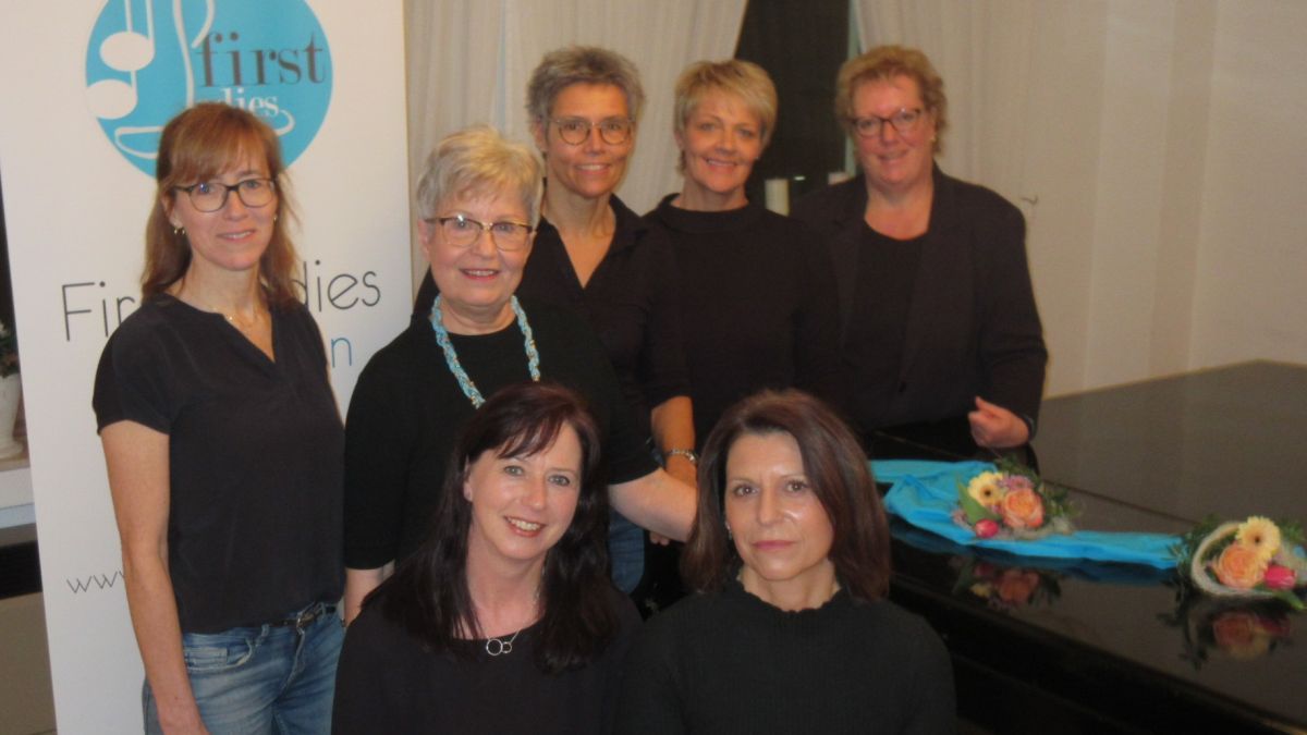 Die Vorstandsmitglieder der First Ladies: Elisabeth Greis, Linda Kapitza, Simone Hausmann, Susanne Mariano, Chiara Morell-Heinrich (stehend von links) und
Uschi Kroes und Claudia Thiel (sitzend von links). von privat