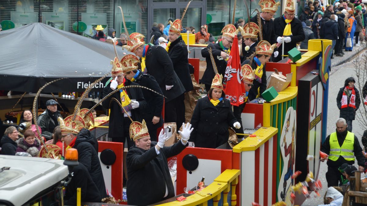 Tausende Teilnehmer im Zug und abertausende Besucher: Attendorn feiert Straßenkarneval. von Barbara Sander-Graetz