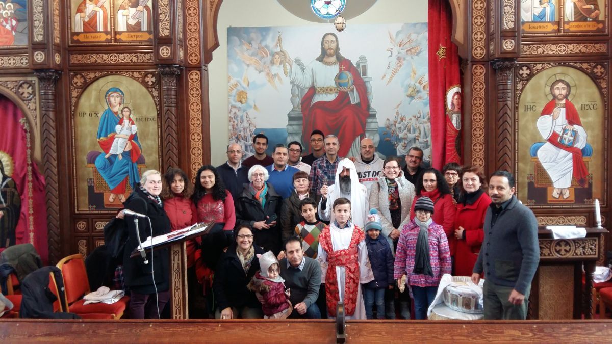 Interessierte des Internationalen Frauenfrühstücks Attendorn zusammen mit Mitgliedern der koptischen Gemeinde vor dem Innenraum der Erzengel-Michael-Kirche in Altena. von privat