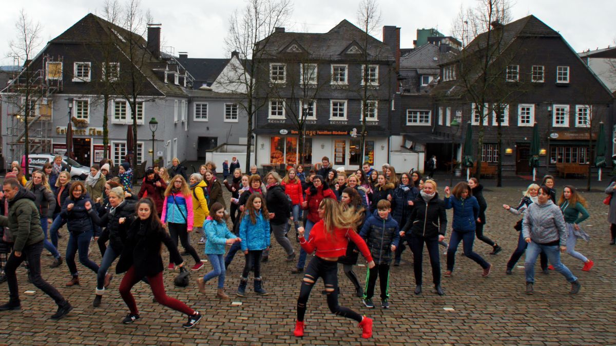 Rund 100 Olper beteiligten sich an der Tanzaktion „One billion rising“, dem weltweiten Aktionstag gegen Gewalt gegen Frauen und Mädchen. von Jasmin Schürholz