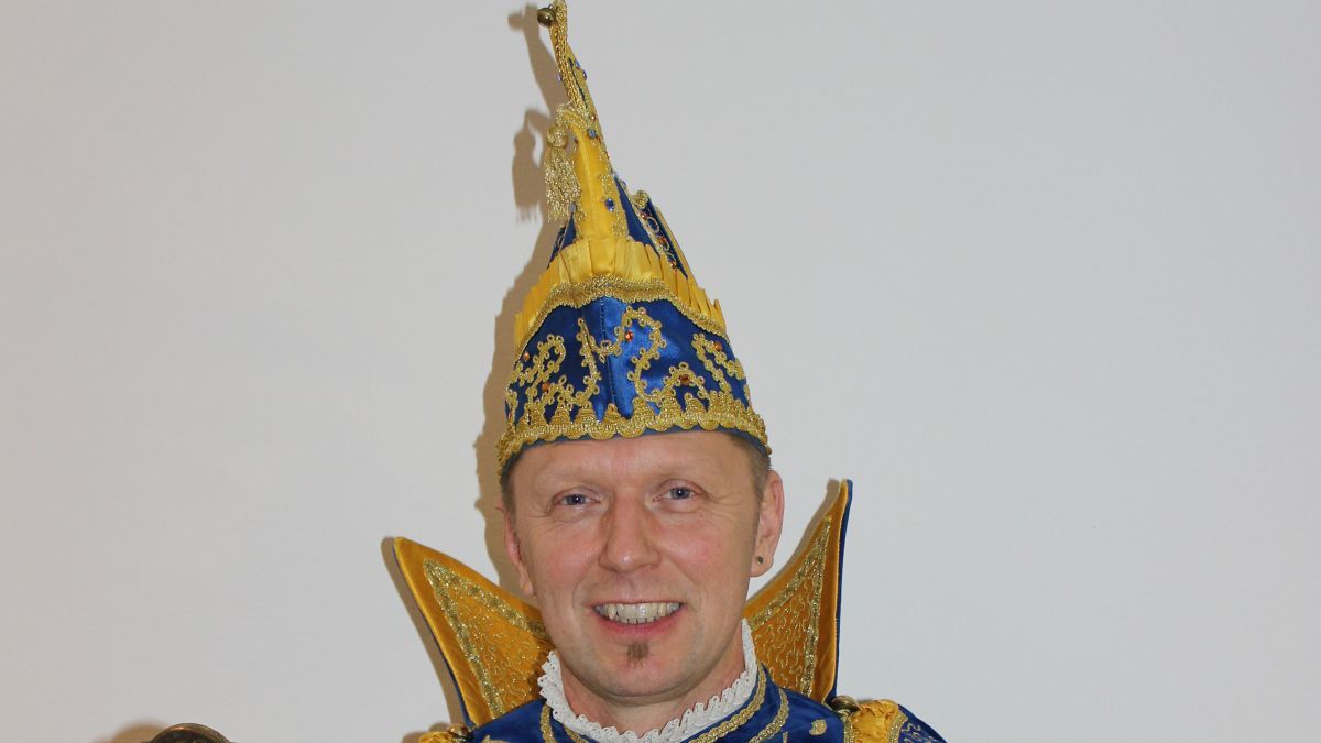Prinz Klaus III. (Arens) reicht das Zepter bei der Prunksitzung weiter. von privat