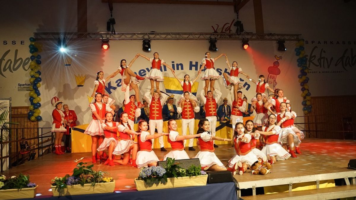 Die Burggarde der KG Rot Weiß Denklingen sorgte mit ihrem Auftritt für beste Stimmung in Hünsborn. von Sascha Hoffmann