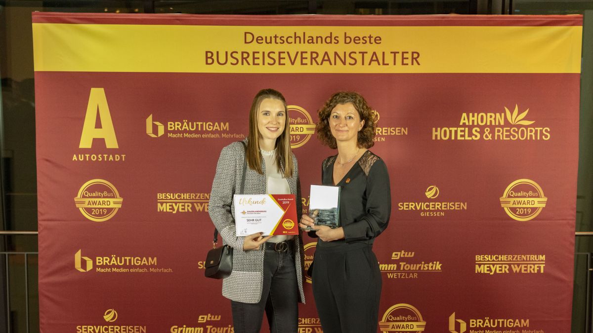Jessica Theile Förster, Leitung der Touristikabteilung bei Sauerlandgruss Reisen, (rechts) nahm stellvertretend den Preis in der Liederhalle Stuttgart entgegen. von privat