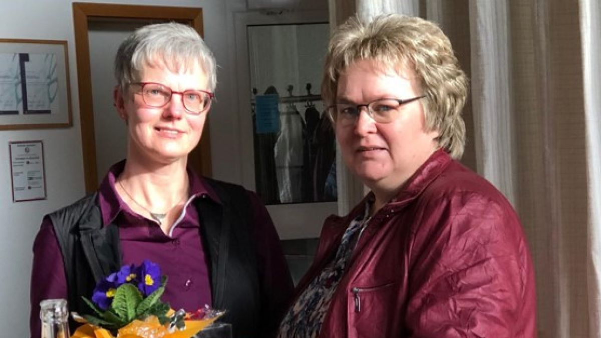 Dorothee Böhne gratuliert Barbara Prause zur Wahl als Geistliche Begleiterin. von privat