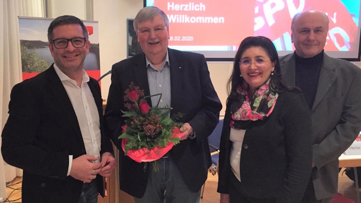 SPD-MdL Marc Herter (links), SPD-MdB Nezahat Baradari und SPD-Kreisvorsitzender Robert Kirchner-Quehl gratulieren Bernd Banschkus (zweiter von links). von privat